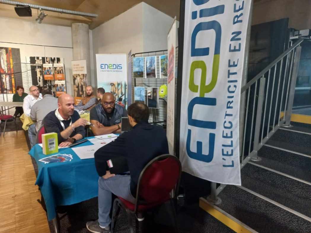 enedis_centre's tweet photo. 🔴#EnDirect du Forum du recrutement à #Vierzon
Nos collègues des métiers opérationnels du service intervention, #raccordement #ingenierie, #postesource vous accueillent pour vous faire découvrir leur métier.
@enedis_centre recrute ❗️
rdv sur ➡️https://t.co/oTxZZfU6vV https://t.co/2jhuiyuNPd