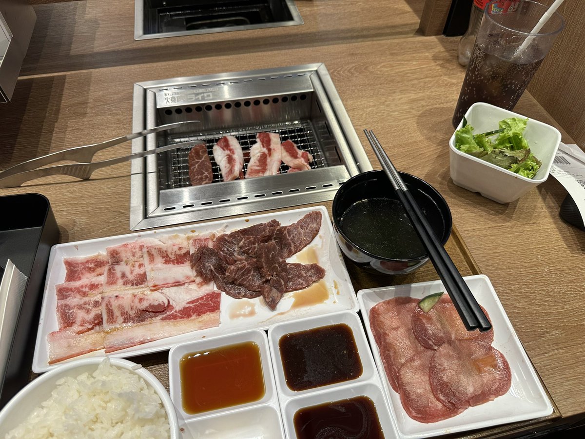 PolarKen's tweet photo. ความฝันที่กูจะได้กินปิ้งย่างคนเดียวมาถึงแล้วววววววว

ฟินอยู่ ชื่อ Yakiniku Like เจอที่ Terminal พระราม 3 แหละ https://t.co/xNM2761byQ