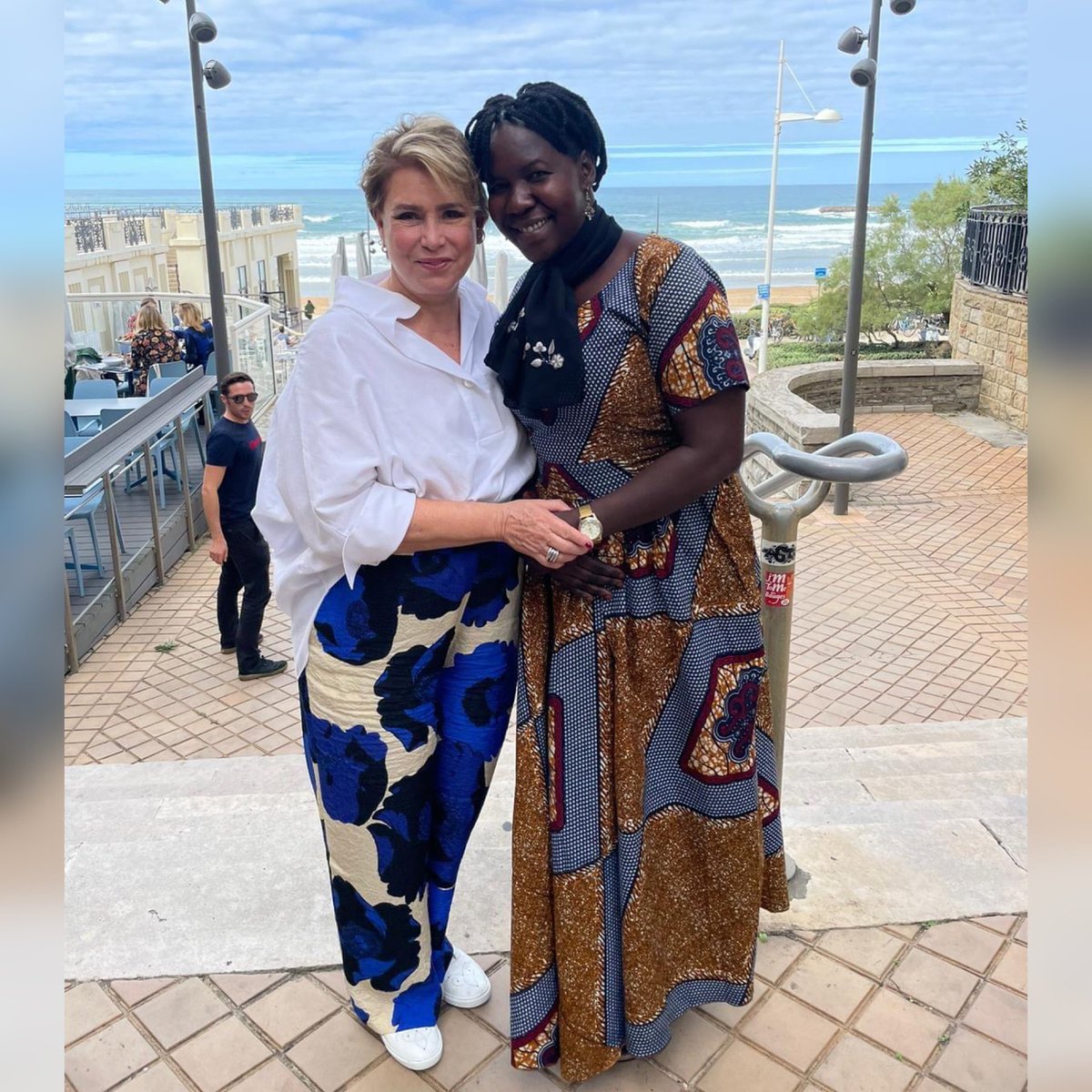 StandSpeakRise's tweet photo. 💪Tatiana, Olena, Ajna, Sylvia et Ekhlas ont parcouru des milliers de km pour représenter les survivantes du monde entier et être aux côtés de la @MariaTeresa_Lux pour le gala Stand Speak Rise Up!

Merci pour leur leçon d’humanité et d’humilité : https://t.co/CIUkDDq8Ju