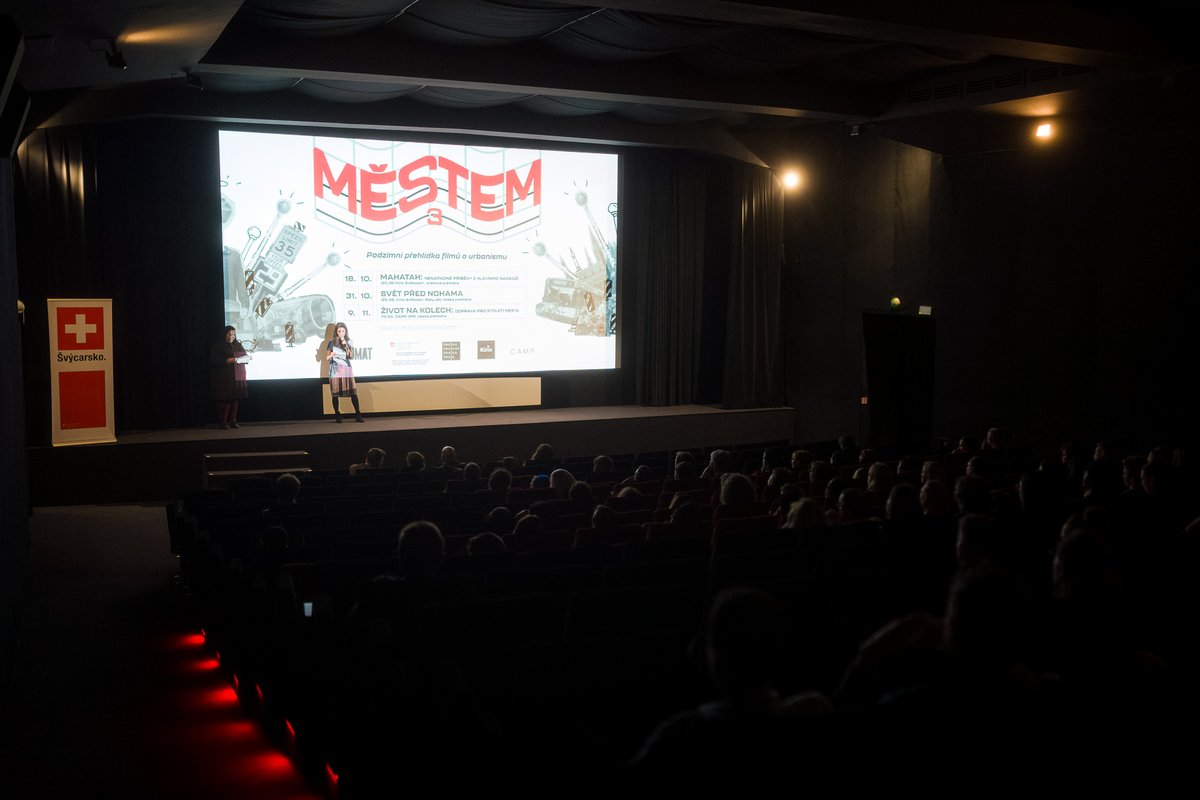 spolekautomat's tweet photo. Debatu po úterní premiéře filmu MAHATAH v rámci naší filmové přehlídky MĚSTEM musela málem rozhánět paní uklízečka. Díky za účast i zajímavé dotazy na tvůrce. Na viděnou na další projekci - 31. 10. ve Světozoru na filmu Svět před nohama. #mestem https://t.co/XFpvbGNSyM