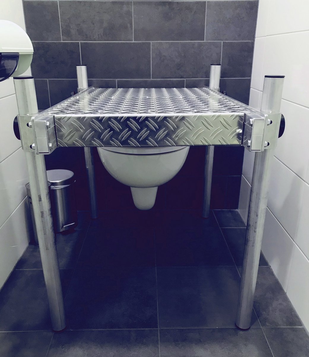 Door de traploze instelbaarheid van de poten is de Combistep probleemloos te plaatsen over toiletpotten waardoor jij je masterpiece kunt afmaken! Ook handig bij ongelijke ondergronden. 💯💪🏻😃