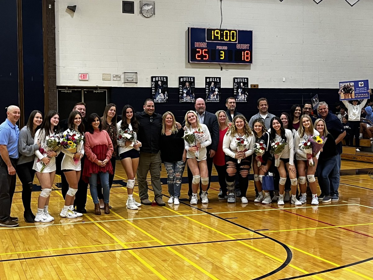 mfreiberg34's tweet photo. #HSWBulls #SCSD_HSW VARSITY GIRLS VOLLEYBALL SENIOR NIGHT https://t.co/4N4KWsL949