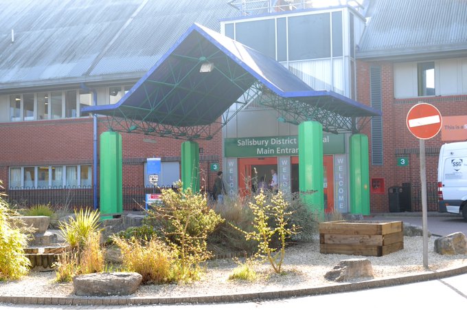 Our hospital is under intense pressure. Please avoid attending A&amp;E unless you have a life-threatening illness or severe injury. Alternatives to A&amp;E for minor illness or injury are #SalisburyWalkinCentre, #NHS111, or your local pharmacy. Read more here: bit.ly/3s9sDhF