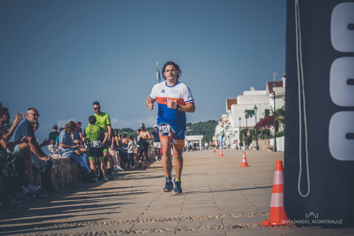 Hay varias formas de afrontar un triatlón como el de Altafulla. Unos van concentrados, otros midiendo esfuerzos y luego esta nuestro presidente que va como si bajara a por el pan. Y si encima el fotógrafo de la organización te trata como si fueras de la familia pues triunfas 😂😂