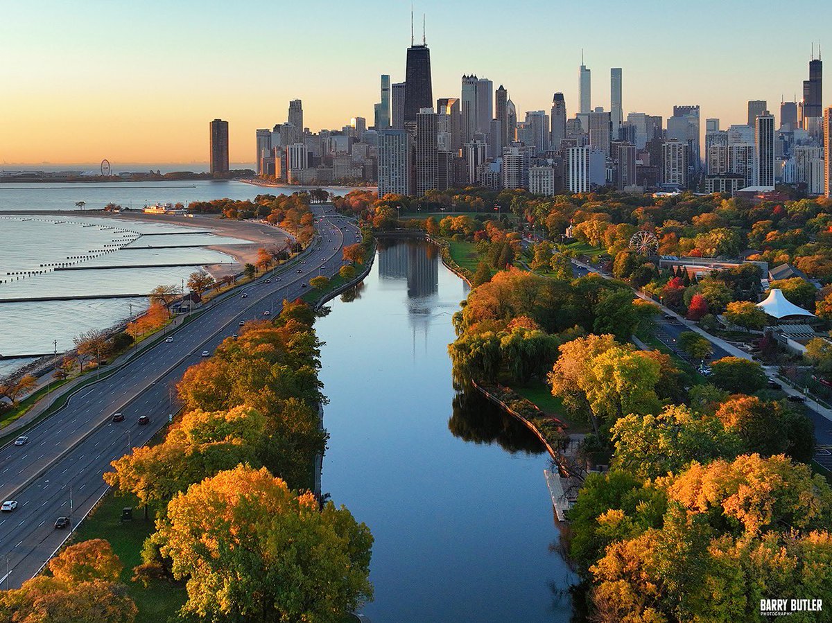 This year's autumn colors came early and vibrant in Chicago. Enjoy it while you can. #weather