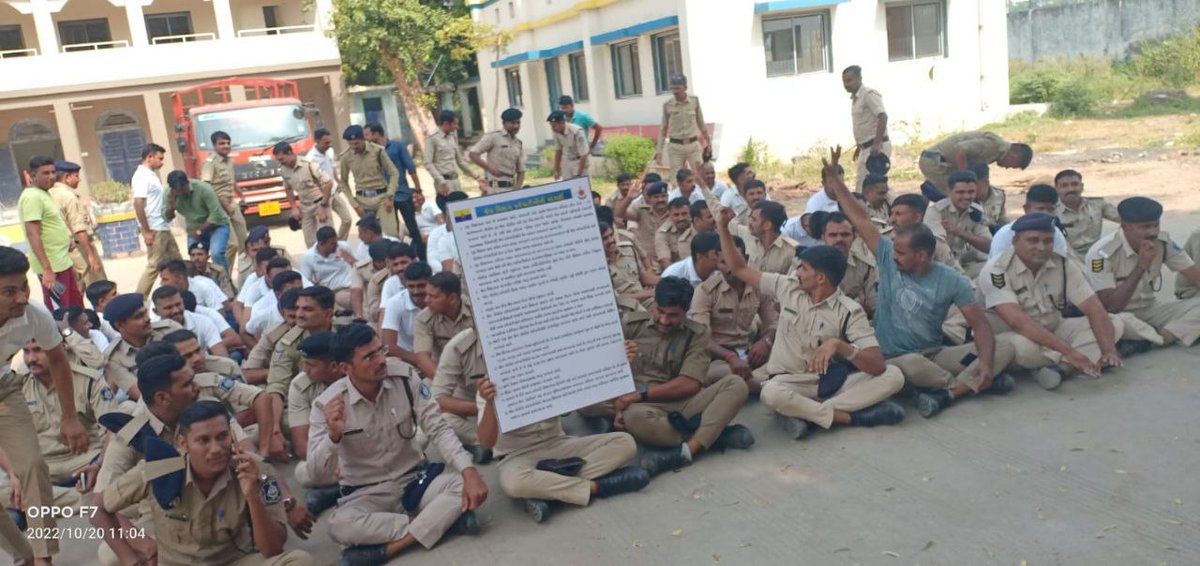 rohitkumarmali's tweet photo. આજ રોજ #જેલ_સિપાઈ ઓ હડતાળ પર ઉતર્યા
સરકારે જે 550કરોડનું પેકેજ આપ્યું હતું તેમાં તેમને લાભ મળેલ નથી
એક પરીક્ષા એક સરખું કામ તો શા માટે એમને બાકાત રાખવામાં આવ્યા છે?
સરકારને રજૂઆત છે સત્વરે #જેલ_કર્મીઓ ને ન્યાય આપવામાં આવે
कभी-कभी उत्तर नहीं,सही प्रश्न मिल जाए तो भी खेल हो जाता है https://t.co/q9YVd2z7C0