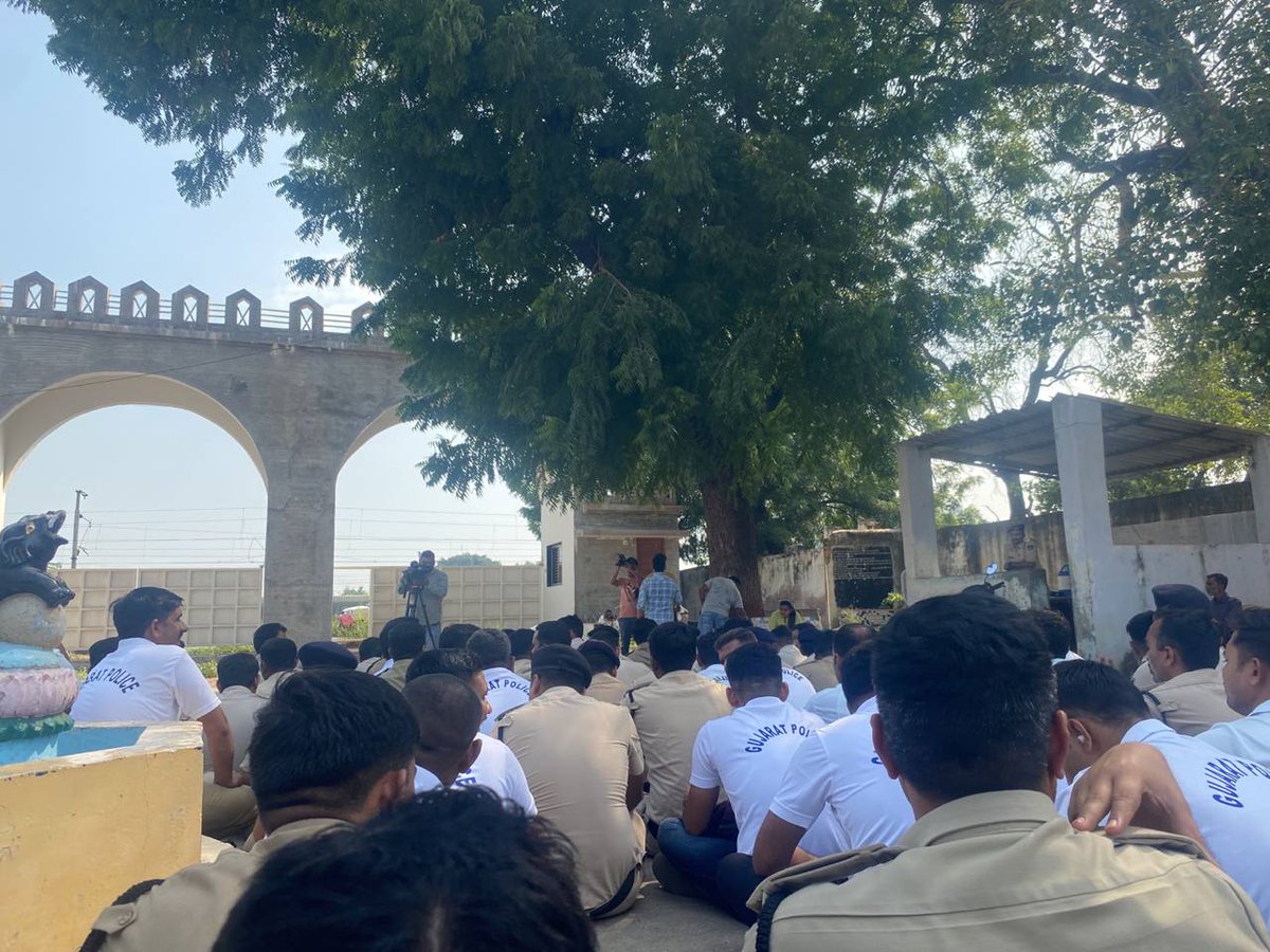 rohitkumarmali's tweet photo. આજ રોજ #જેલ_સિપાઈ ઓ હડતાળ પર ઉતર્યા
સરકારે જે 550કરોડનું પેકેજ આપ્યું હતું તેમાં તેમને લાભ મળેલ નથી
એક પરીક્ષા એક સરખું કામ તો શા માટે એમને બાકાત રાખવામાં આવ્યા છે?
સરકારને રજૂઆત છે સત્વરે #જેલ_કર્મીઓ ને ન્યાય આપવામાં આવે
कभी-कभी उत्तर नहीं,सही प्रश्न मिल जाए तो भी खेल हो जाता है https://t.co/q9YVd2z7C0