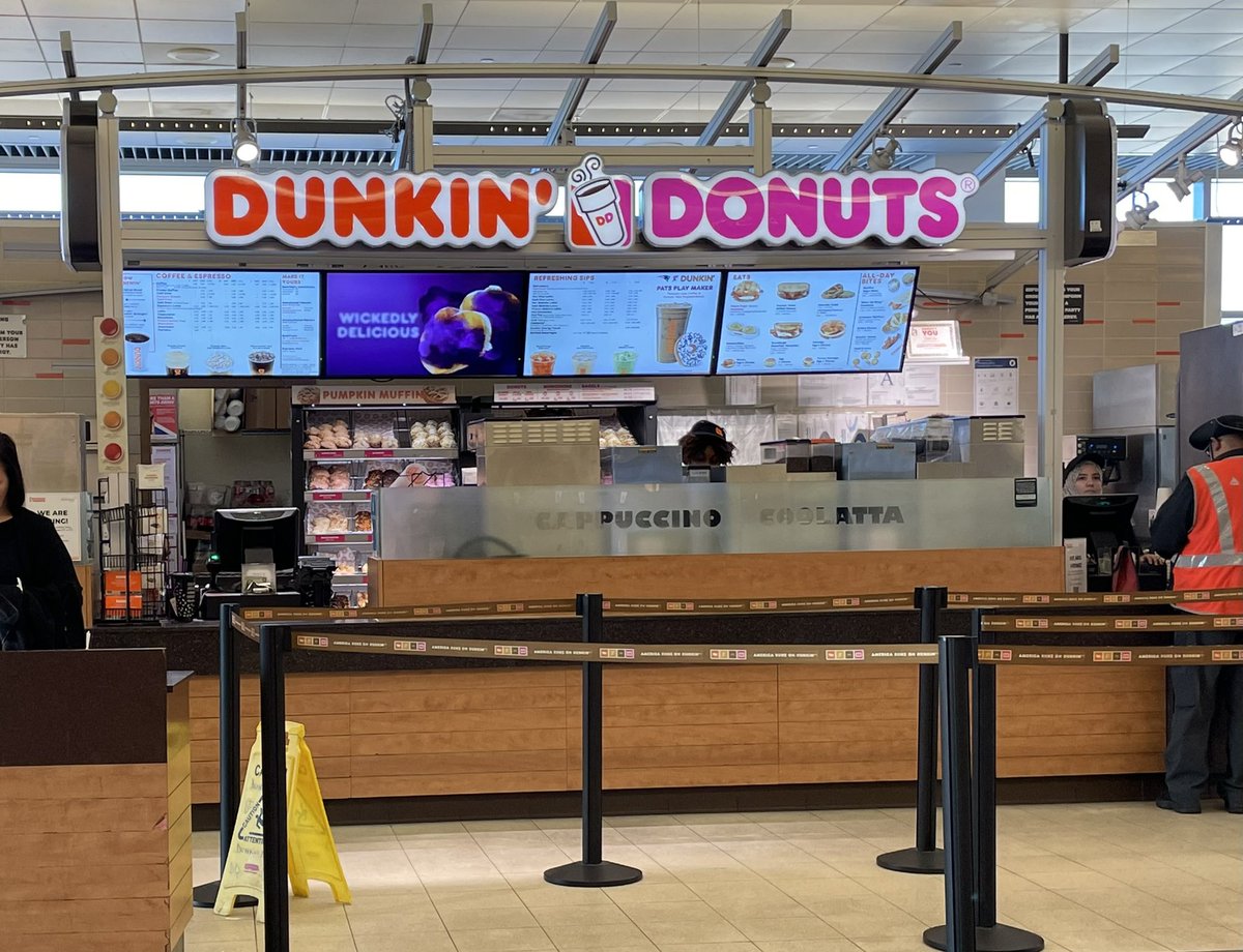 tessbarker's tweet image. Kudos to the crew at @dunkindonuts store 308352 in @BostonLogan near @Delta gate 9. Sat there for 45 min; they kept it positive despite some cranky customers. Also carried 8 beverages to the counter at once w/ more gracefulness than I can carry one. #GreatService #dunkindonuts