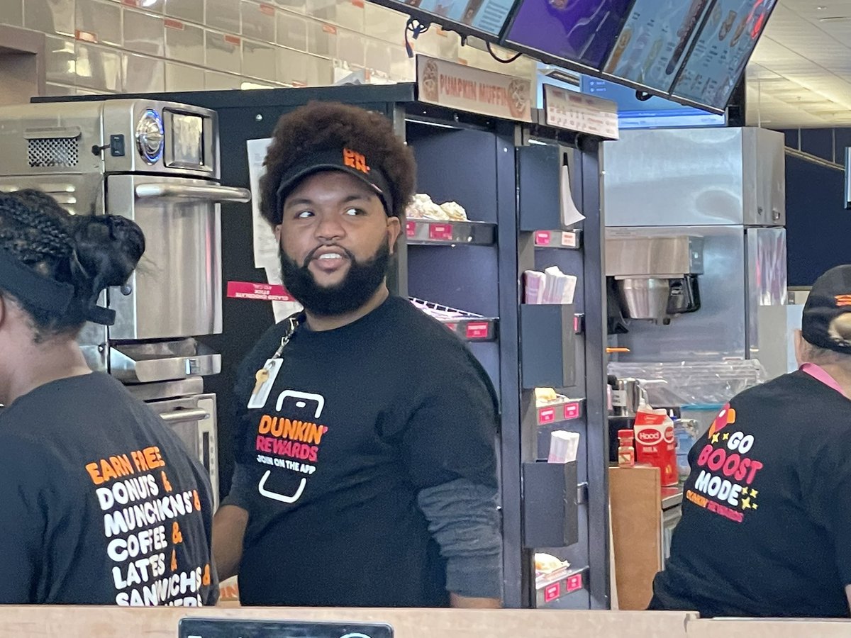 tessbarker's tweet image. Kudos to the crew at @dunkindonuts store 308352 in @BostonLogan near @Delta gate 9. Sat there for 45 min; they kept it positive despite some cranky customers. Also carried 8 beverages to the counter at once w/ more gracefulness than I can carry one. #GreatService #dunkindonuts