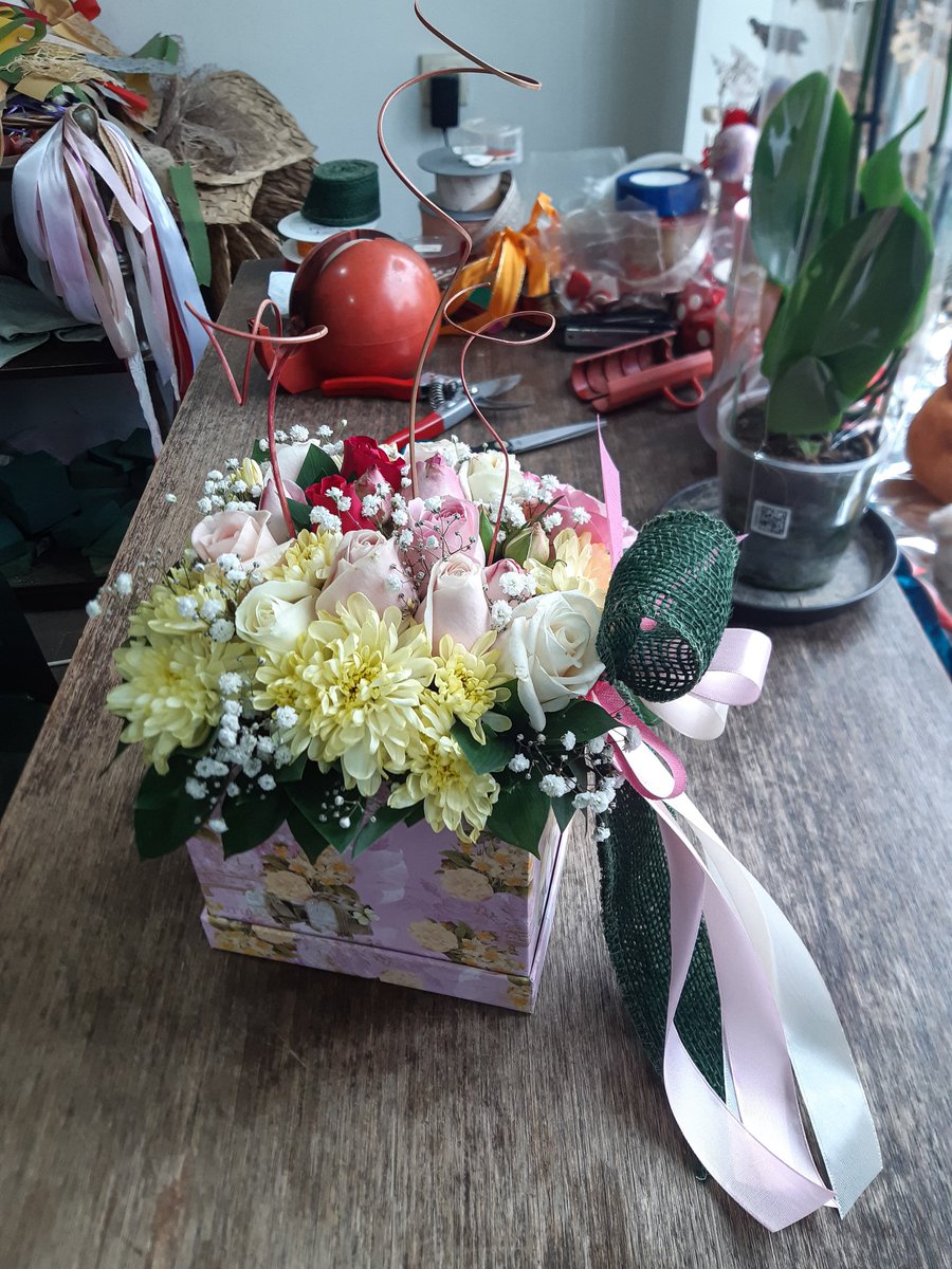 zare_entuzijast's tweet image. #pinkflowerbox #squarebox #roses #chrysanthems #whiteroses #babyroses #pinkroses #yellowchrysanthems #gypsophila #decoration #ribbons #satinstrap #babyroseribbons