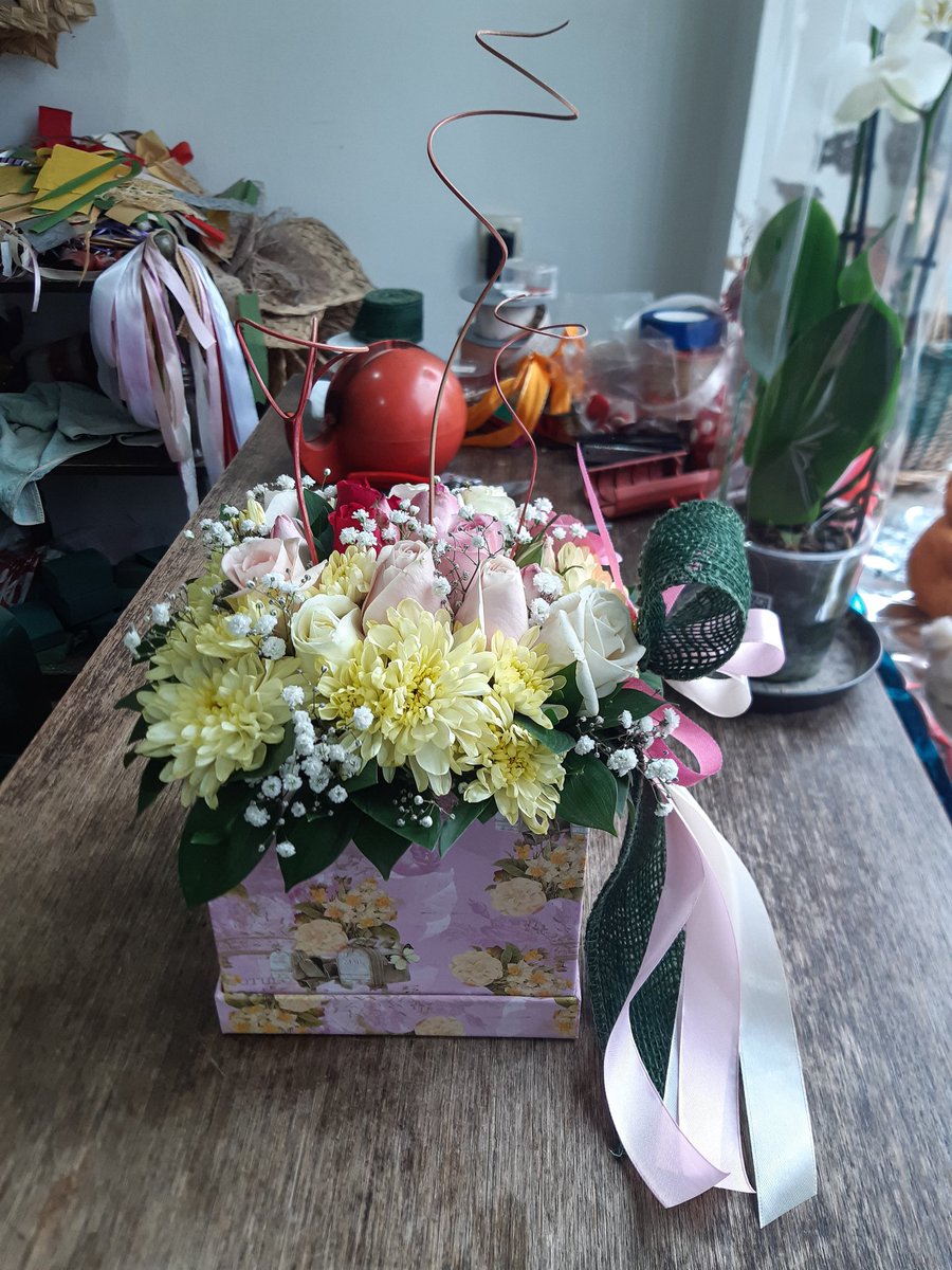 zare_entuzijast's tweet image. #pinkflowerbox #squarebox #roses #chrysanthems #whiteroses #babyroses #pinkroses #yellowchrysanthems #gypsophila #decoration #ribbons #satinstrap #babyroseribbons