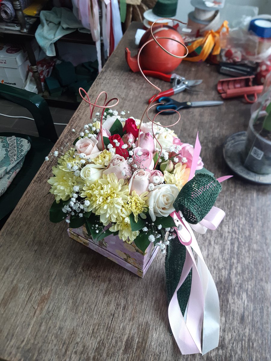 zare_entuzijast's tweet image. #pinkflowerbox #squarebox #roses #chrysanthems #whiteroses #babyroses #pinkroses #yellowchrysanthems #gypsophila #decoration #ribbons #satinstrap #babyroseribbons