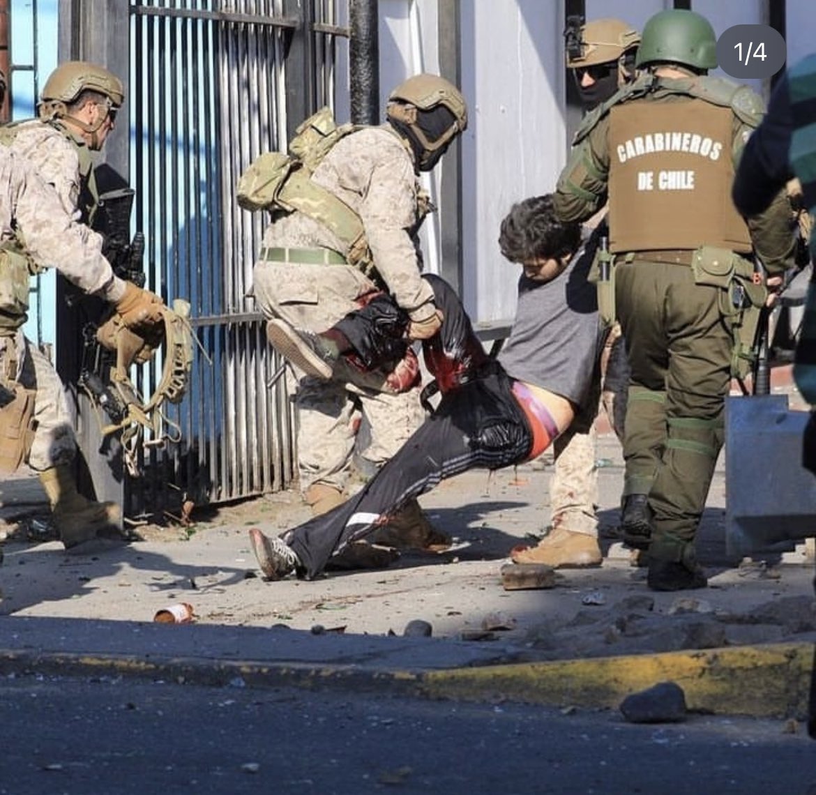 castudillo_u's tweet photo. Hoy se conmemoran 3 años de esta terrible imagen, hace 3 años los militares salieron a la calle con orden de matar y este fue el resultado. 
El 30 de noviembre comienza el juicio oral contra Pedro Lavín el militar q me disparó. 
#JusticiaParaCarlosAstudillo https://t.co/Ckab6TKrJl
