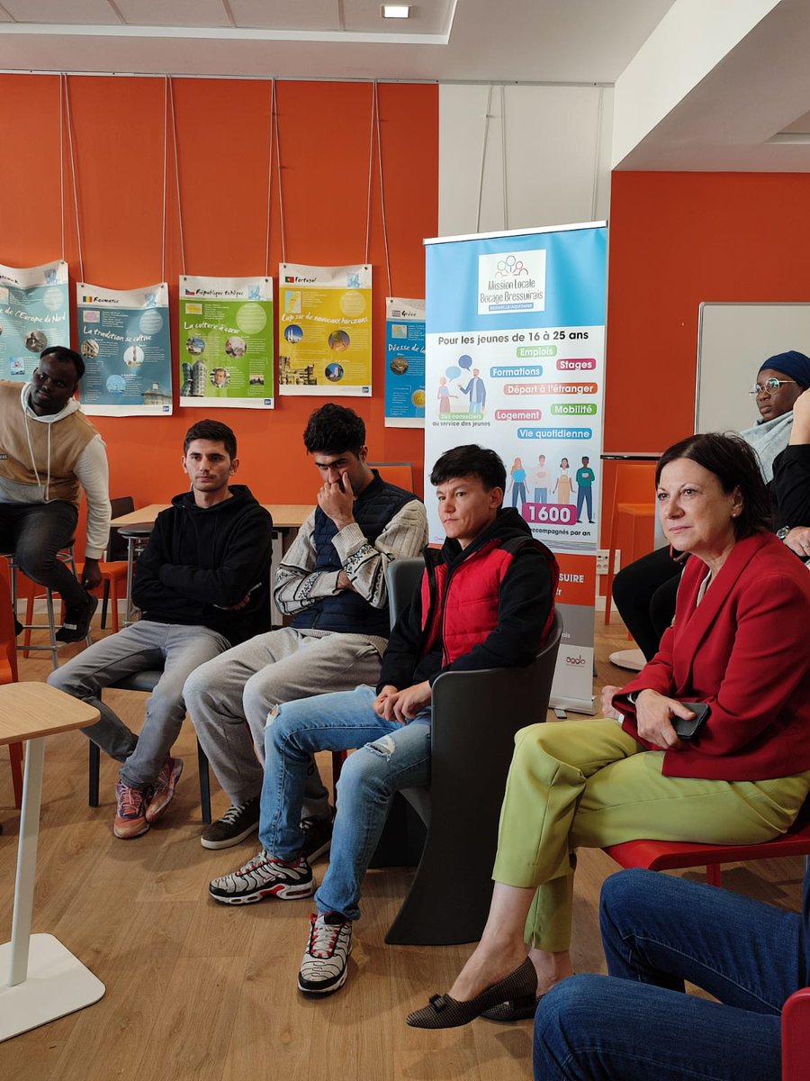 Prefet79's tweet photo. #SemaineDeLintégration 🗓 |
Catherine Labussière, sous-préfète des #DeuxSèvres en visite à la Cité de la Jeunesse et des Métiers de #Bressuire
L’ occasion de recueillir des témoignages d’intégrations réussies de primo-arrivants
#FormationsLinguistiques #OffreDeService https://t.co/fZ619txXIu