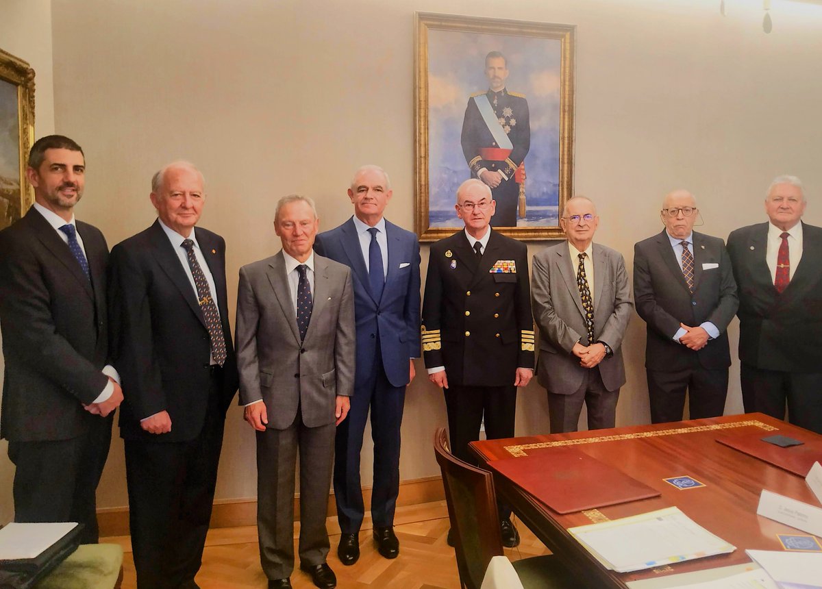 El #JEMAD recibió ayer a una representación de <a href="/EurodefenseES/">Eurodefense España</a>. Durante la audiencia presentamos las últimas actividades, la Red <a href="/EURODEFENSE/">Eurodefense</a> y nuestro último Boletín cutt.ly/fB0k6Uf
Nuestro Presidente, Gabriel del Toro, entregó la Medalla conmemorativa de la organización
