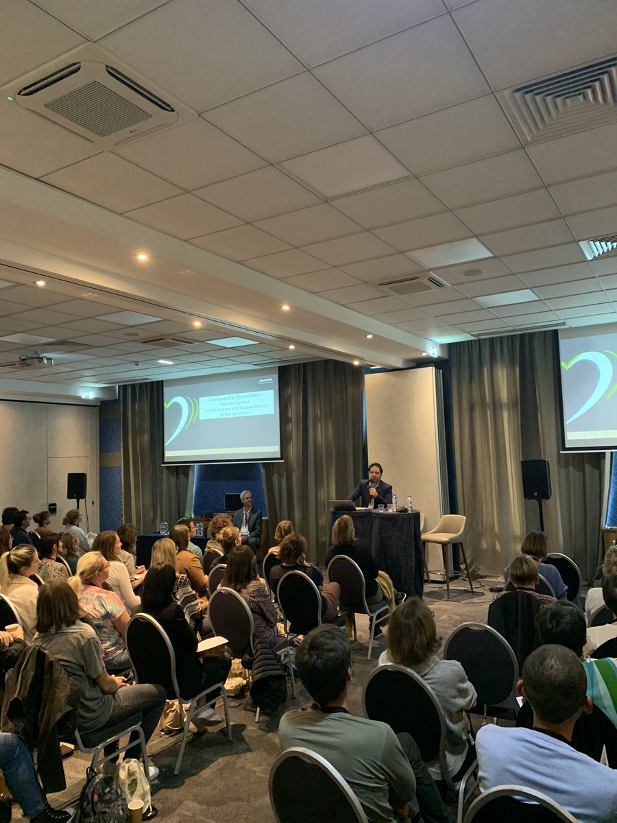 Tout le monde est présent.

On commence ce congrès des équipes officinales avec Cyril Bismuth (Directeur des Opérations) &amp; Patrick Le Branchu (Directeur de la Communication).