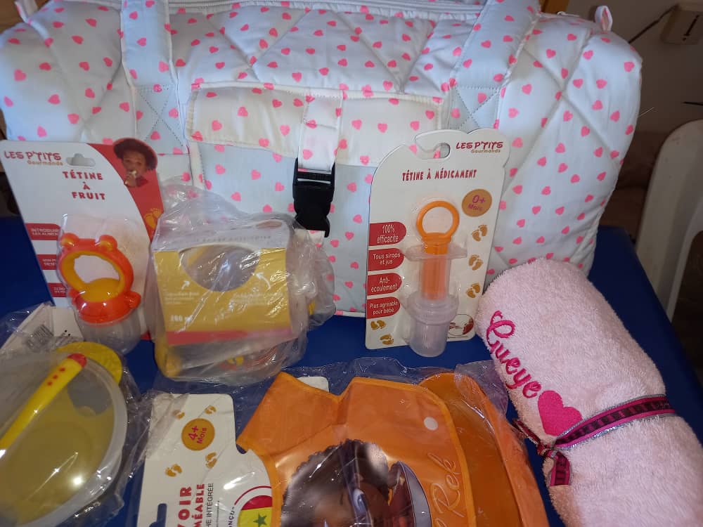 SafietouRaby's tweet image. Exemple de box naissance: sac à langer, serviette de bain personnalisée, panier avec lingettes réutilisables, pack repas