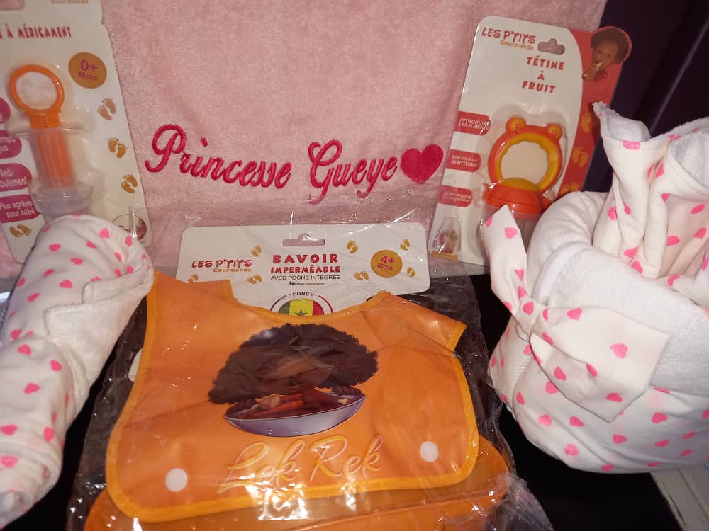 SafietouRaby's tweet image. Exemple de box naissance: sac à langer, serviette de bain personnalisée, panier avec lingettes réutilisables, pack repas
