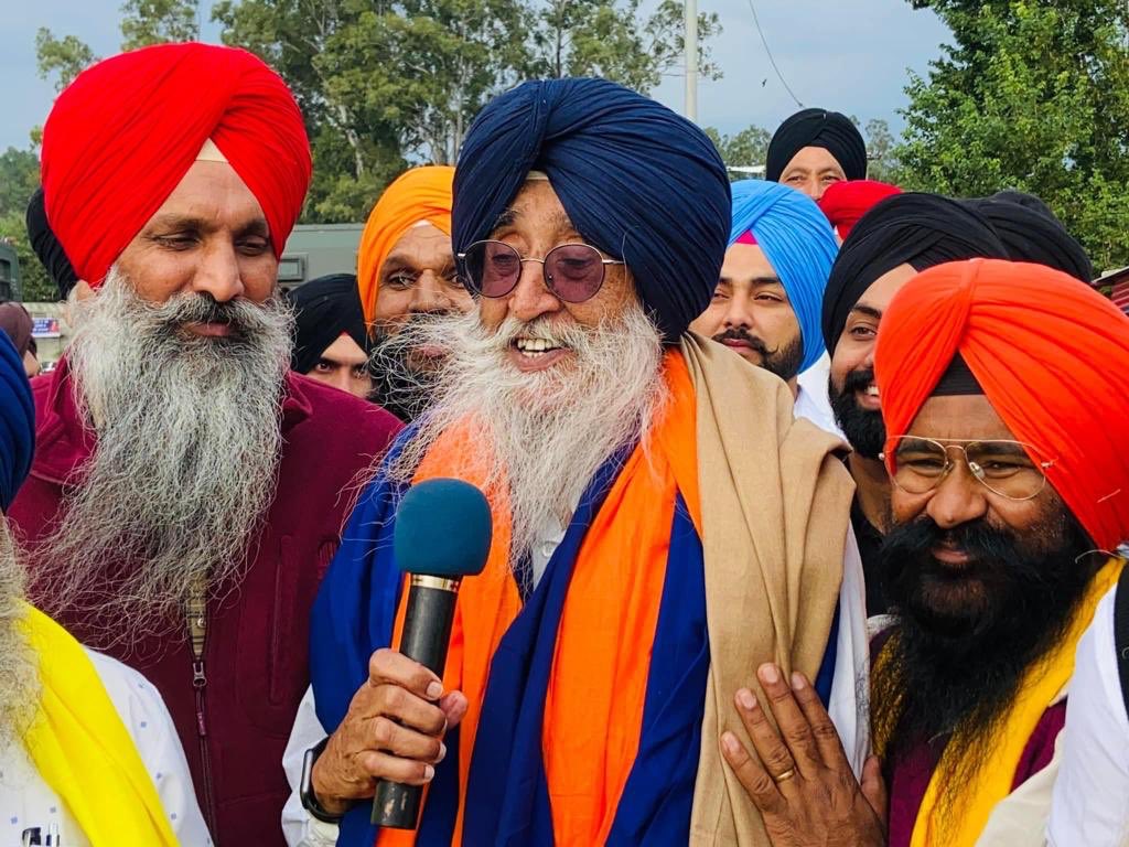 SAD_Amritsar's tweet photo. ਸੈਸ਼ਨ ਕੋਰਟ ਨੇ ਫੈਸਲਾ ਰਾਖਵਾਂ ਰੱਖਦਿਆ ਅਗਲੀ ਤਾਰੀਖ 14/11 ਪਾ ਦਿੱਤੀ ਹੈ। ਇਹ ਬੜੀ ਬੁਝਦਿਲੀ ਨਾਲ ਹਿੰਦ ਹਕੂਮਤ ਦੇ ਦਬਾਅ ਹੇਠ ਲਿਆ ਹੋਇਆ ਮੁਤੱਸਵੀ ਹੁਕਮ ਹੈ। ਮੋਦੀ ਅਤੇ ਸ਼ਾਹ ਦੇ ਵਾਅਦਿਆ ਦੀ ਫੂਕ ਨਿਕਲ ਗਈ ਹੈ ਜੋ ਸਰੇਆਮ ਆਖਦੇ ਹਨ ਕਿ ਕਸ਼ਮੀਰ ਤੋਂ ਕੰਨਿਆ ਕੁਮਾਰੀ ਤੱਕ ਇੰਡੀਆ ਇੱਕ ਹੈ ਅਤੇ ਇੱਥੇ ਸਾਂਤੀ ਵਾਲਾ ਮਾਹੌਲ ਹੈ।
@SimranjitSADA https://t.co/aGXxQyQC9u