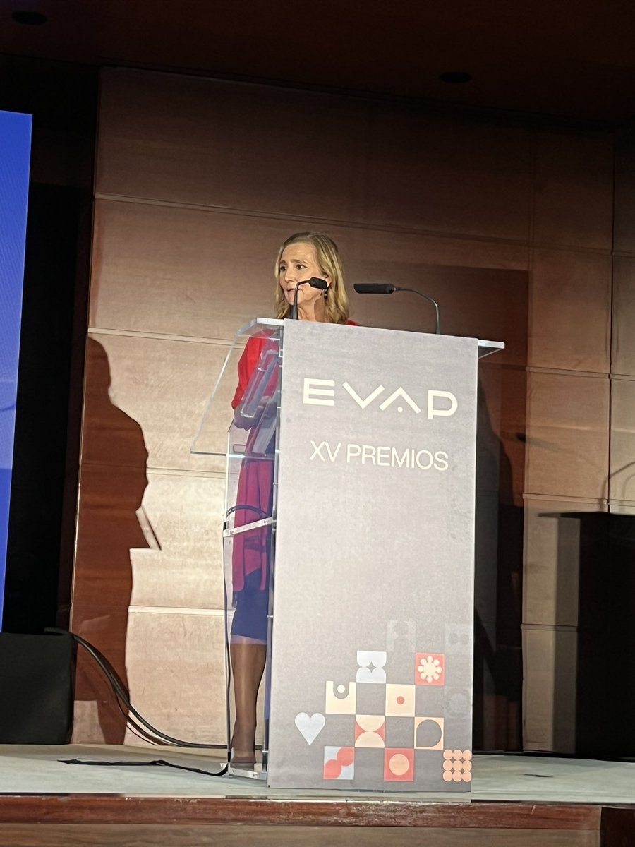 Bienvenida de nuestra Presidenta, <a href="/eiblasco/">Eva Blasco García</a> a los premios @evap_bpw  #XVPREMIOEVAP #EmocionARTEvap