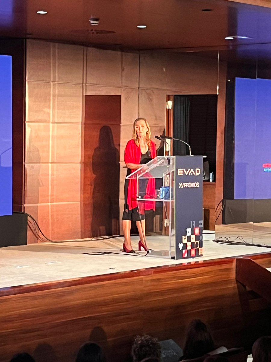 #XVPremiosEVAP 
🗣️<a href="/eiblasco/">Eva Blasco García</a>: “como mujeres que ocupamos una posición de privilegio, estamos obligadas, por nosotras mismas, pero también por las que no pueden o no podrán, a acelerar el avance hacia una auténtica sociedad igualitaria”. 
#EmocionARTEvap