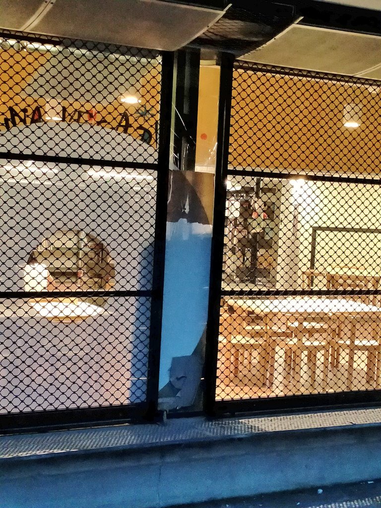 LluisAgusti's tweet photo. Avui he tingut un disgust íntim, personal, profund, he passat per la Biblioteca Joan Miró i he trobat l'edifici i l'entorn abandonats, tot brut, deixat...

Fa molts anys, amb les companyes, vam inaugurar aquest equipament i el manteníem de manera exquisida, activa.

Ara tot cau. https://t.co/0qdM8hyC9u