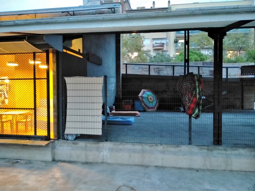 LluisAgusti's tweet photo. Avui he tingut un disgust íntim, personal, profund, he passat per la Biblioteca Joan Miró i he trobat l'edifici i l'entorn abandonats, tot brut, deixat...

Fa molts anys, amb les companyes, vam inaugurar aquest equipament i el manteníem de manera exquisida, activa.

Ara tot cau. https://t.co/0qdM8hyC9u