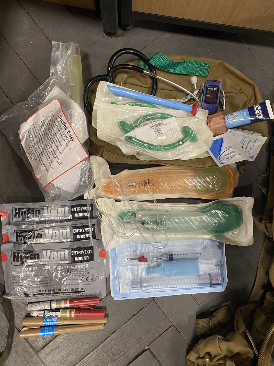 Тому що один боковий для prolonged casualty care,а другий - для голова+жопа