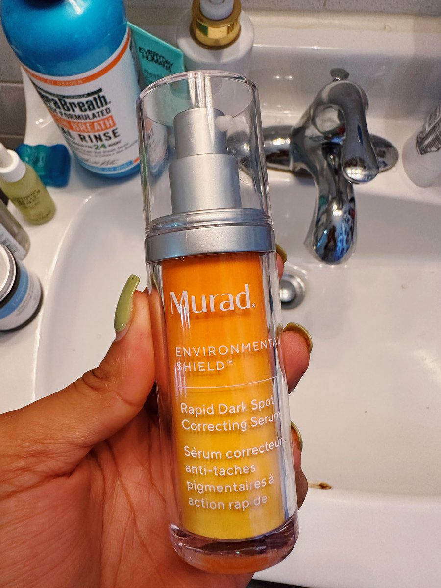 c0kahina's tweet image. Murad put their WHOLE foot in this formulation. A beautiful blend of tranexamic acid and super gentle glycolic acid to lift hyperpigmentation without irritation. I’m loving the results, I didn’t even pair it with faded and it’s bangin.