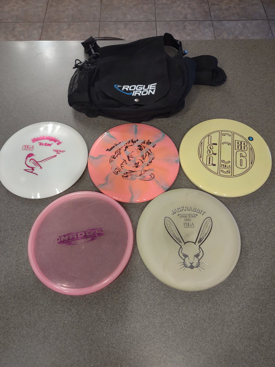 GrizzlyGingerDG's tweet photo. My partner and I made a deal that I'll do roller derby with them if they come play #DiscGolf with me, so I built them a simple bag for when they come out! #LoneStarDisc #WildDiscs #DiscmaniaDiscs https://t.co/nPmbLSG5P6
