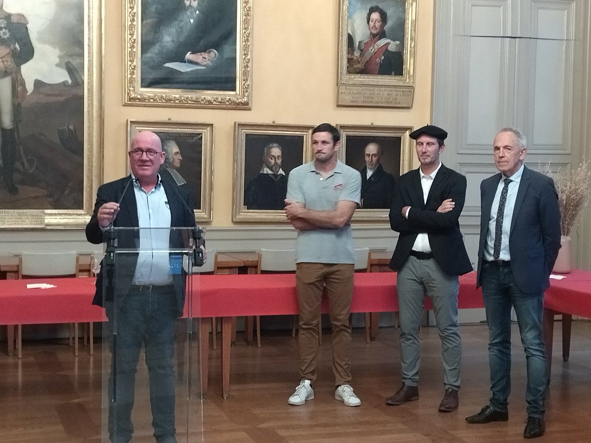 chambagri32's tweet photo. #colombelle. Lancement du nouveau millésime de la #Colombelle primeur à la mairie Auch.
#viticulture #elevage
Jeunes Agriculteurs Du Gers @Jean-René Cazeneuve - Député du Gers Plaimont Préfet du Gers @conseildepartementalgers
@mairieauch https://t.co/uXvFxLvyJH
