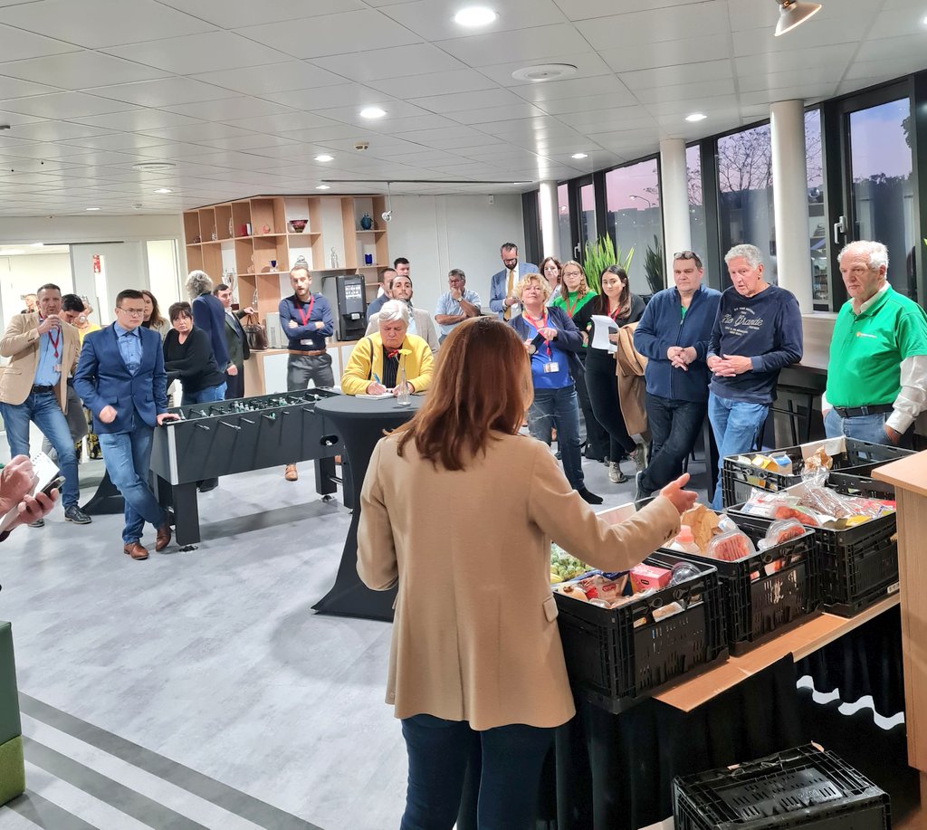 StephanVink's tweet photo. Voedselbank Gorinchem staat vanavond op de #Zeepkist in het Stadhuis. Ze spreken o.a. raadsleden en fractieassistenten toe in het kader van 'De week van de Voedselbanken'  #gemeenteraad #Gorinchem #zeepkist #VoedselbankGorinchem https://t.co/NA5ediGZN5