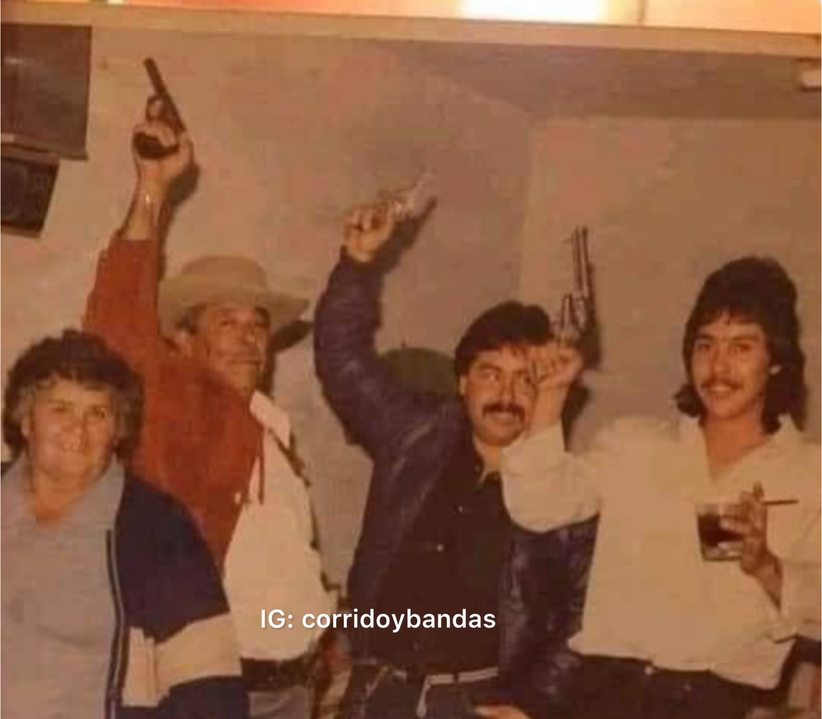 corridosybandas's tweet photo. Mi papá: ojo con esas amistades tuyas.

—Mi papá y sus amigos 25 años atrás. https://t.co/PgdVmbDG4R