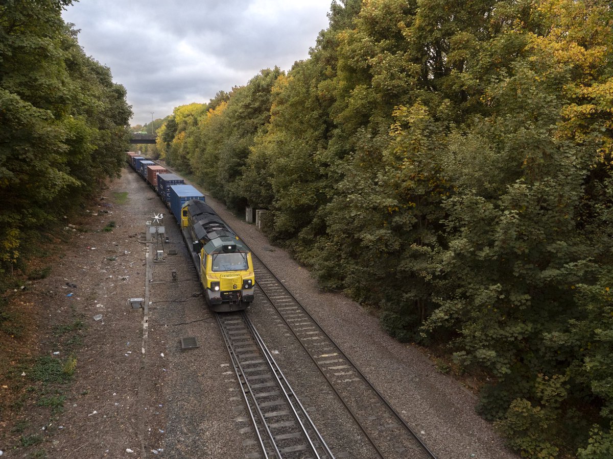 70002 powers away from a red at Rotherham Masborough with a fairly decent load. Seen here at the crossover to join the down main at Masborough Junction. 19/10/22