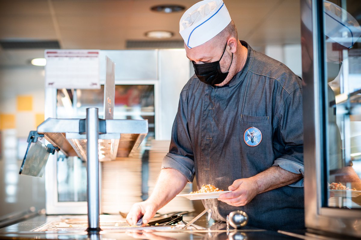 Gendarmerie's tweet photo. #JeudiPhoto 🍴 Un grand merci à tous les personnels civils ou militaires qui participent quotidiennement à l'élaboration des repas au sein des différents cercles mixtes et mess de #Gendarmerie 🥣 #LeGrandRepas #JournéeMondialedelaCuisine #InternationalChefsDay https://t.co/ashdvAuCwy