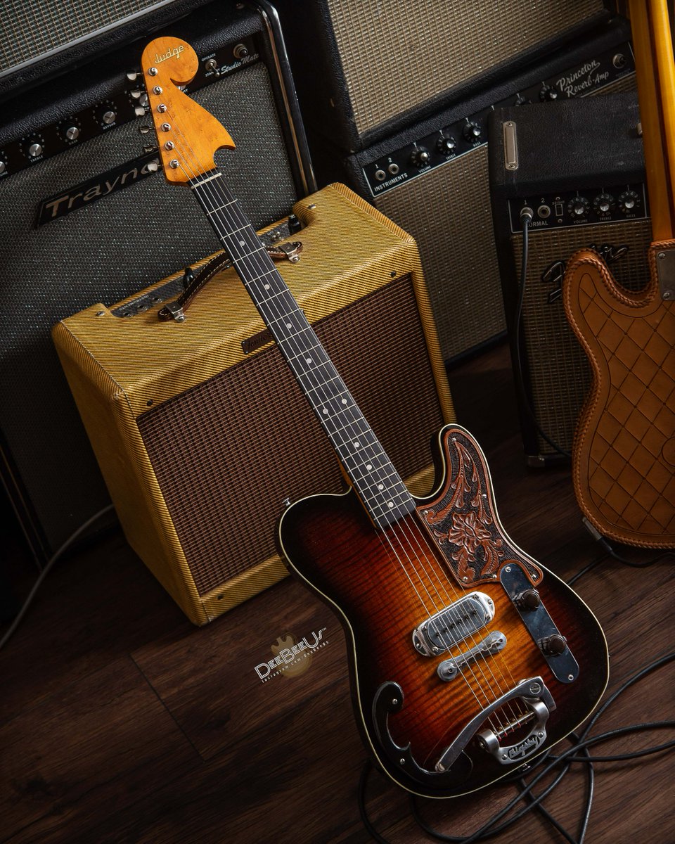 DeeBeeUs's tweet image. @michaelsegui&apos;s handmade Bigsby-Caster with chambered body and maple flame top, birdseye maple neck, and handtooled leather pick guard.

#handmadeguitar #smithequipped #paulbigsby #tksmithguitar #midecenturymodern #bigsby #tele #teletuesday #telecaster #guitarphotography