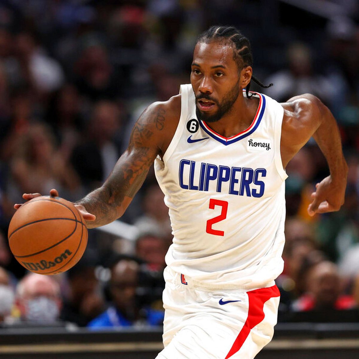 Esta noche Kawhi Leonard vuelve a disputar un partido oficial después de 464 días. Sonríe el básquet.