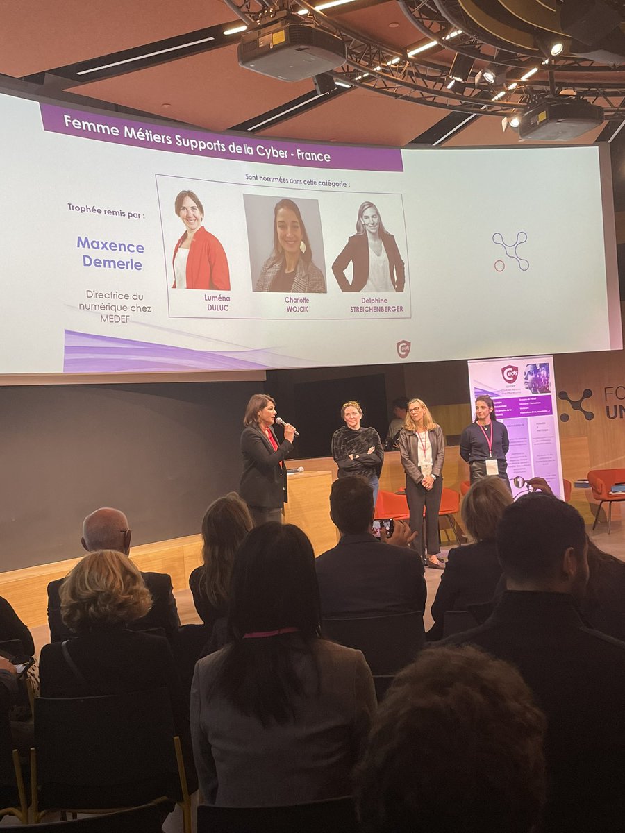 CEFCYS_Officiel's tweet photo. Maxence Demerle du @medef remet le trophée à Delphine Streichenberger RH @OrangeCyberFR 🏆 bravo 👏🏼 #ECWD22 https://t.co/JNZHGy6q7g