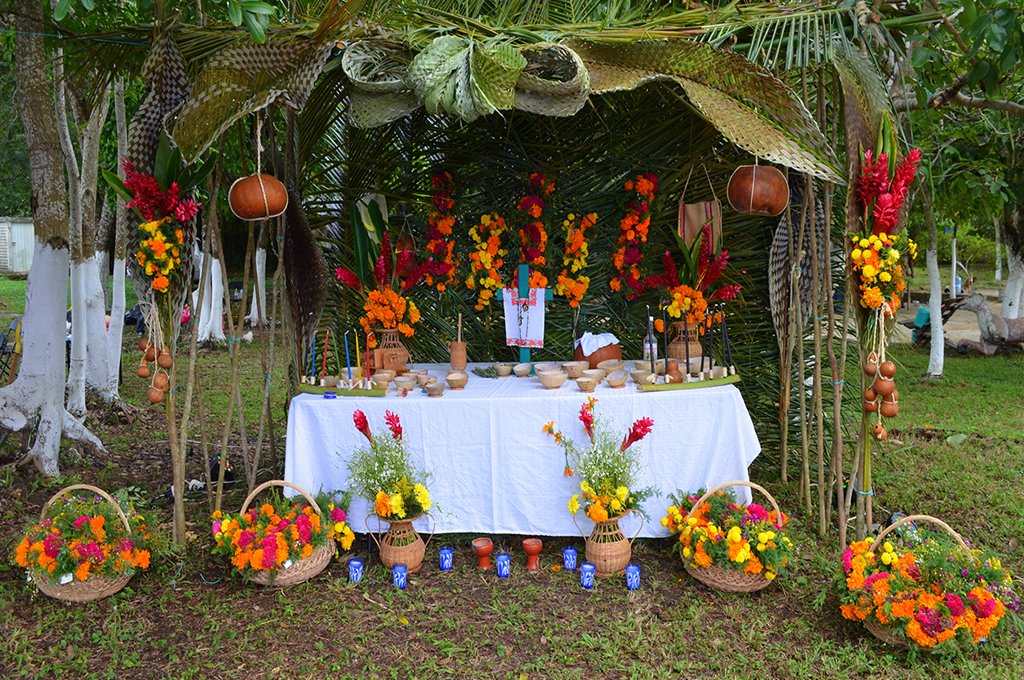 🤩Esta semana visitamos Campeche, estamos cerca de una sus festividades más importantes del año. 
🌼💀 Hanal Pixán o comida de las ánimas inicia el 31 de oct, se reciben a las almas de los niños, a quienes se les dedica un primer altar y se adorna con juguetes y dulces favoritos