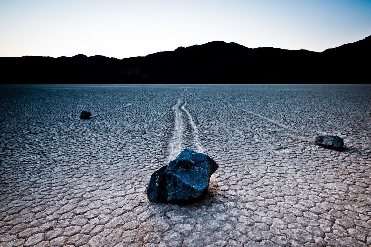 El Misteri de les ROQUES QUE ES MOUEN SOLES al desert de Death Valley🧐🪨
No es va resoldre fins el 2014(!) 😱

Un altre fil de les #GeoFrikades👇🧵