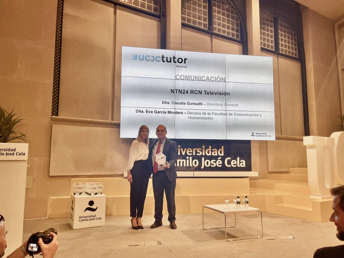 _jorgegallardo's tweet photo. La @universidadcjc otorga el premio #tutorawards de Comunicación a @NTN24 por su compromiso formativo con los estudiantes de @UCJCom que han pasado por su sede de Washington, DC 👏🏻👏🏻👏🏻👏🏻 https://t.co/f9dSqqI4gZ