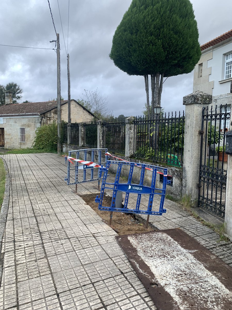 Así lleva la entrada de nuestra casa 3 semanas. Tenéis pensado venir a arreglar esta porquería algún día @VIAQUA ?? O tengo que ponerme yo a echar cemento y baldosa. Es lamentable...🤦🏻‍♀️🤦🏻‍♀️🤦🏻‍♀️