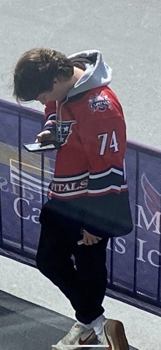 MyLegGuy25's tweet photo. @Capitals Me at 12:01AM on November 15th trying to buy the RR jerseys before they sellout in 6 seconds https://t.co/or4ylWl0lB