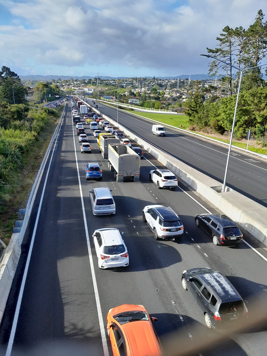 GeorgeWeeks2014's tweet photo. From 2016-19 Auckland's Northwest Motorway was expensively widened to three lanes each way with no dedicated busway or light rail. 

Here is how it looks in 2022.

"One more lane will fix it", eh?

@GreaterAKL predicted this back in 2009. https://t.co/fwwGPnLcjD

#InducedDemand https://t.co/E204iS6oNH
