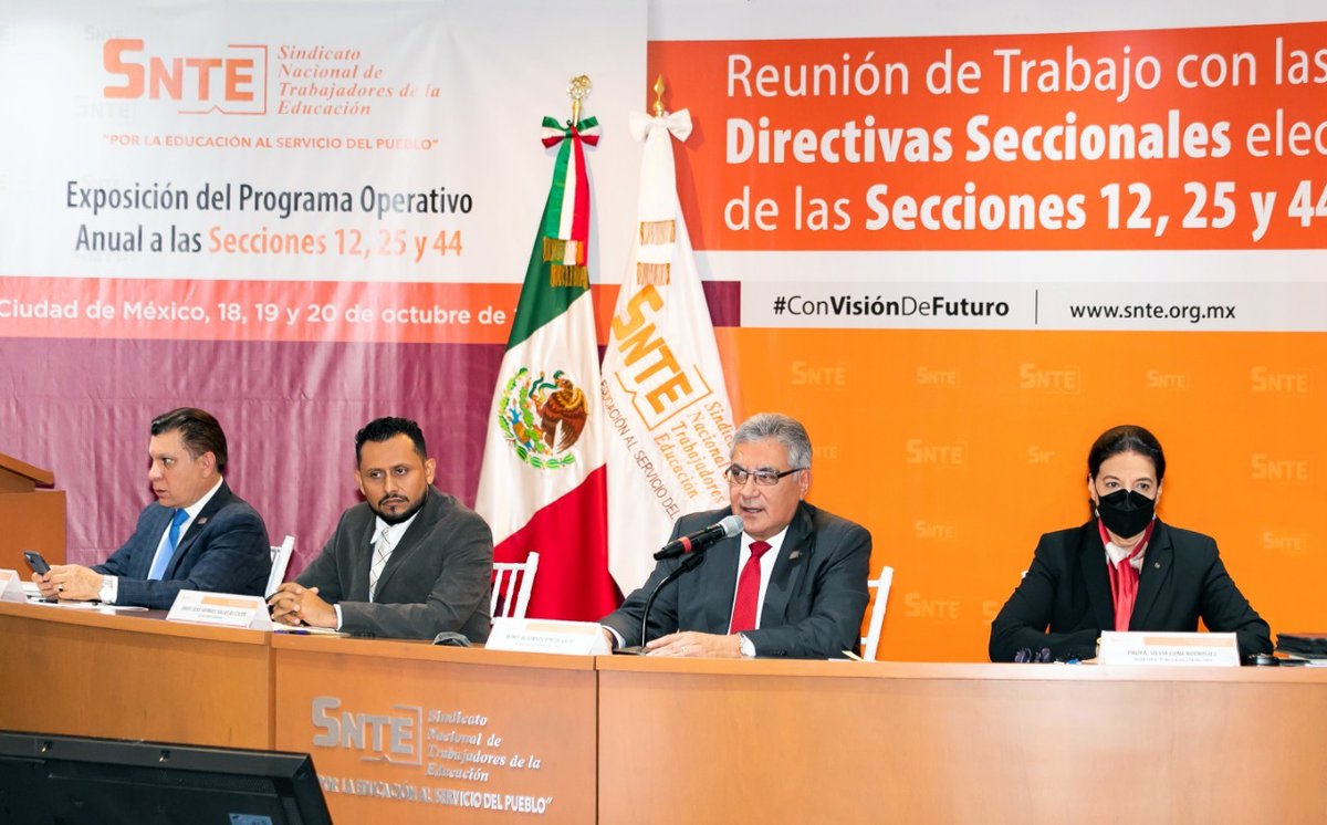LetyMendozaS's tweet photo. #SNTEunido
#PalabraDeMaestro 👨‍🏫

El Mtro. Alfonso Cepeda Salas, Srio. Gral. #SNTE 📚 se reunió con la @SECCION25SNTE1 encabezada por el Prof. Arimael Salas Alcocer quien ratificó el compromiso de trabajar en armonía con el proyecto nacional en favor de agremiados en #QuintanaRoo https://t.co/pGvTTI8dB0