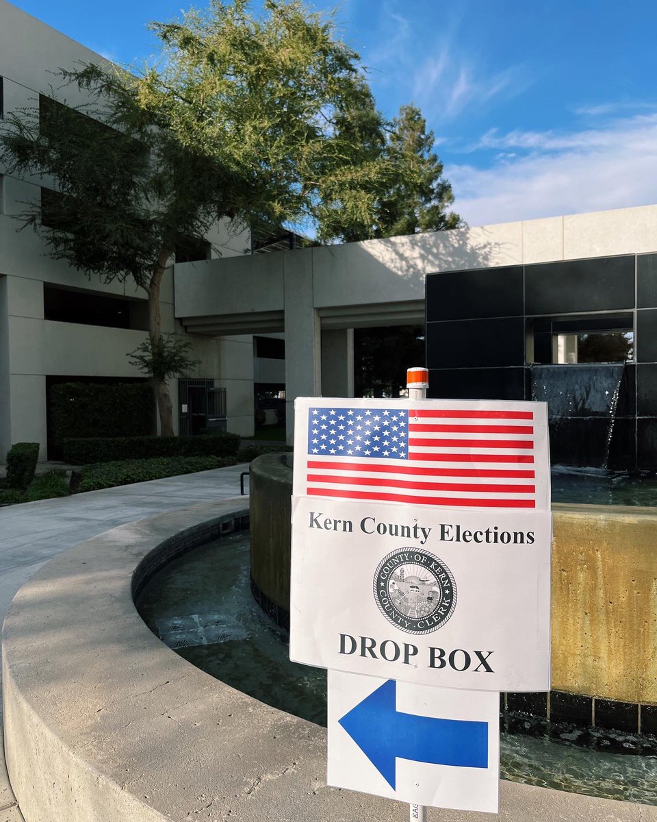 CountyofKern's tweet photo. The November 8, 2022 election is right around the corner! If you still need to register to vote, don’t worry, it’s not too late! 🗳 Visit https://t.co/v2vsVflgzZ to learn how to register. 🇺🇸 @KernElections https://t.co/1s6e3xVLZe