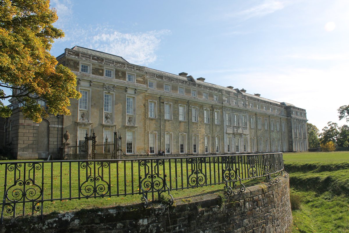 Petworth House looked majestic in the autumn sunshine this week. Our magnificent Treasure House displays one of the finest art collections in the care of the @nationaltrust, nestled in a 700-acre deer park @southeastNT @VisitBritain @VisitEngland @LovePetworth 📷 Bryn Jones