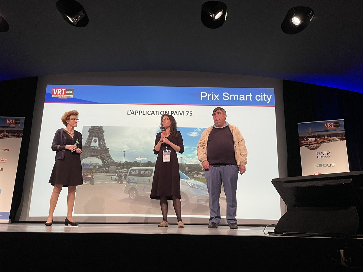 YouennDupuis's tweet photo. Merci à @SCharles_SNCF qui remet aux équipes de #PAM75 le prix Smart City pour l’application développée avec l’association @ValentinHauy pour le compte de la Ville de @paris #GPRC #accessibilite https://t.co/05DRCXDXQ2