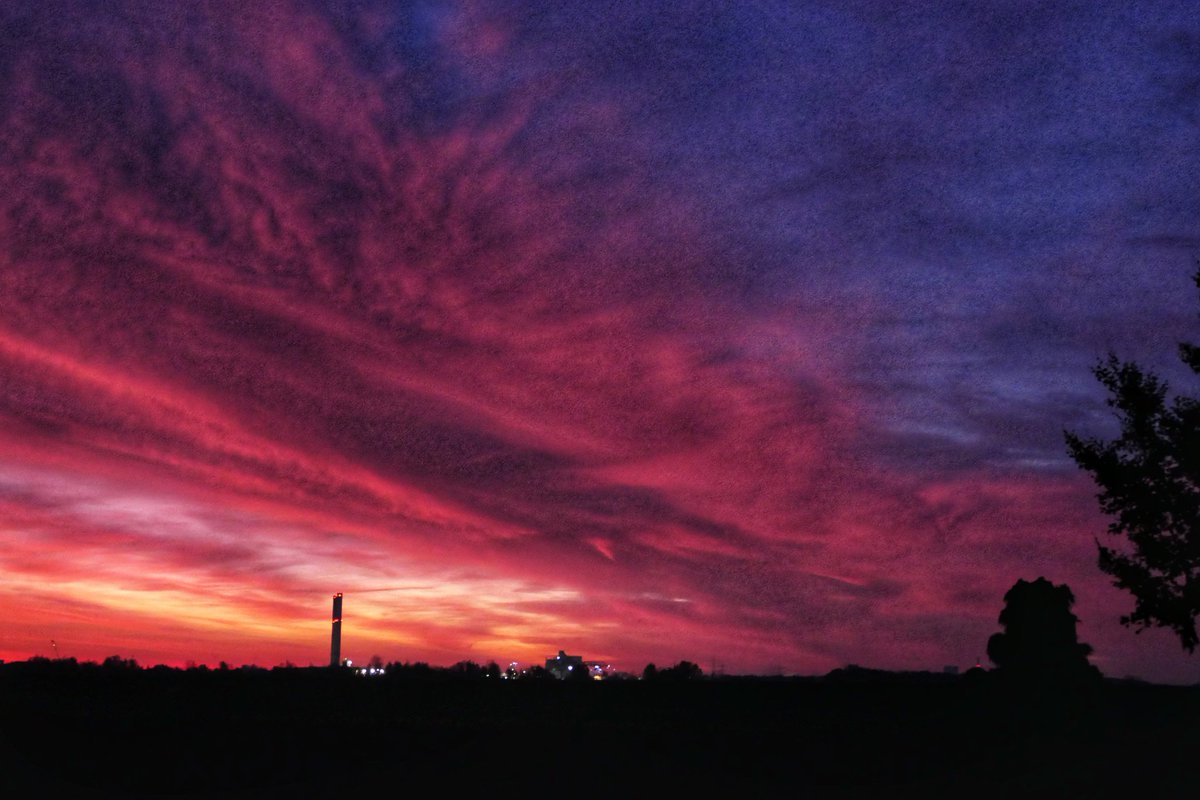 NicoleVPunkt's tweet photo. Morgenstimmung überm Ruhrpott

#ruhrgebiet #himmel #ruhrpott #ruhrpottromantik #sonnenaufgang #herbststimmung #nottobesad https://t.co/pegxvpD4cT