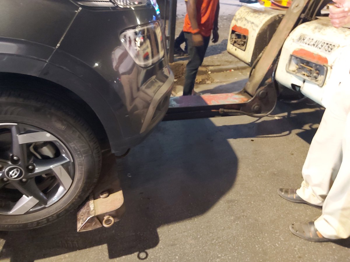 veenakhan's tweet photo. Today I was charged Rs.972/- (Rs.500 for No-Parking &amp; Rs.472/- towing charge). Please guide if I should be charged for towing when my vehicle is not actually towed. Towing SMS recd 19.02 hours and paid promptly 19.03 hours standing at the spot. @MTPHereToHelp @CPMumbaiPolice https://t.co/9bmLmgTbDT